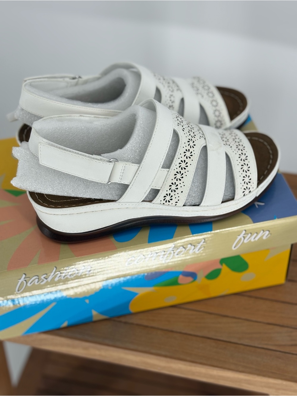 New Fashion ComfortStep Women’s White Laser-Cut Slingback Sandals size 7.5 M - Picture 2 of 4